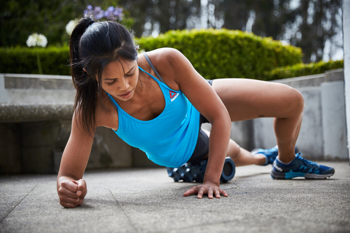 RumbleRoller ランブルローラー スタンダードフォーム – 女性ランナーが気持ちよくセルフケアしているシーン