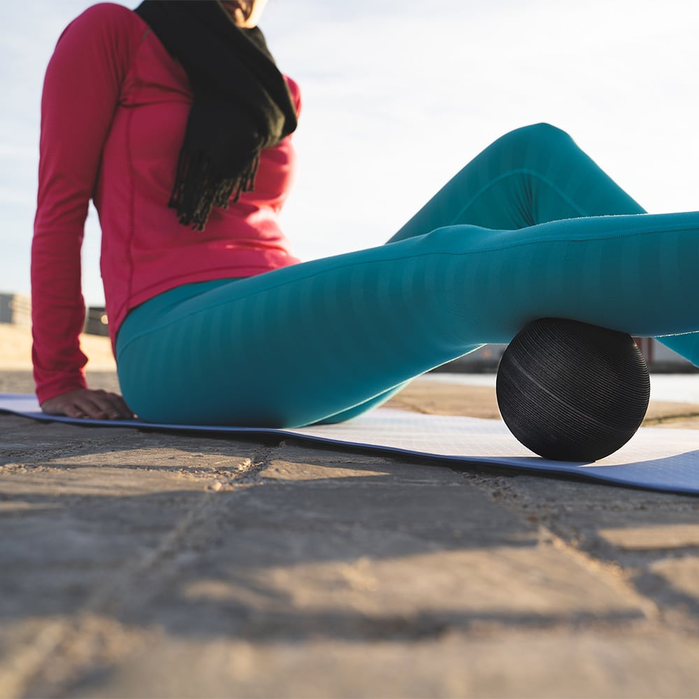 Tiger Tail Foam Roller Ball フォームローラーボール – ふくらはぎをセルフケアしているシーン
